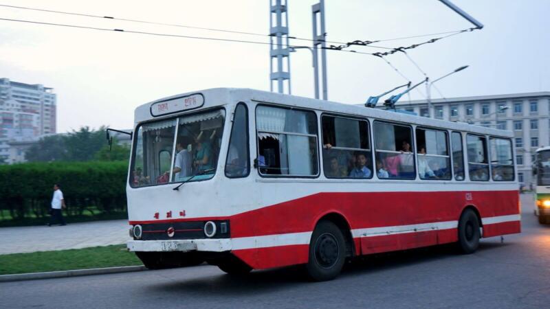 平壌市内を走るトロリーバス
