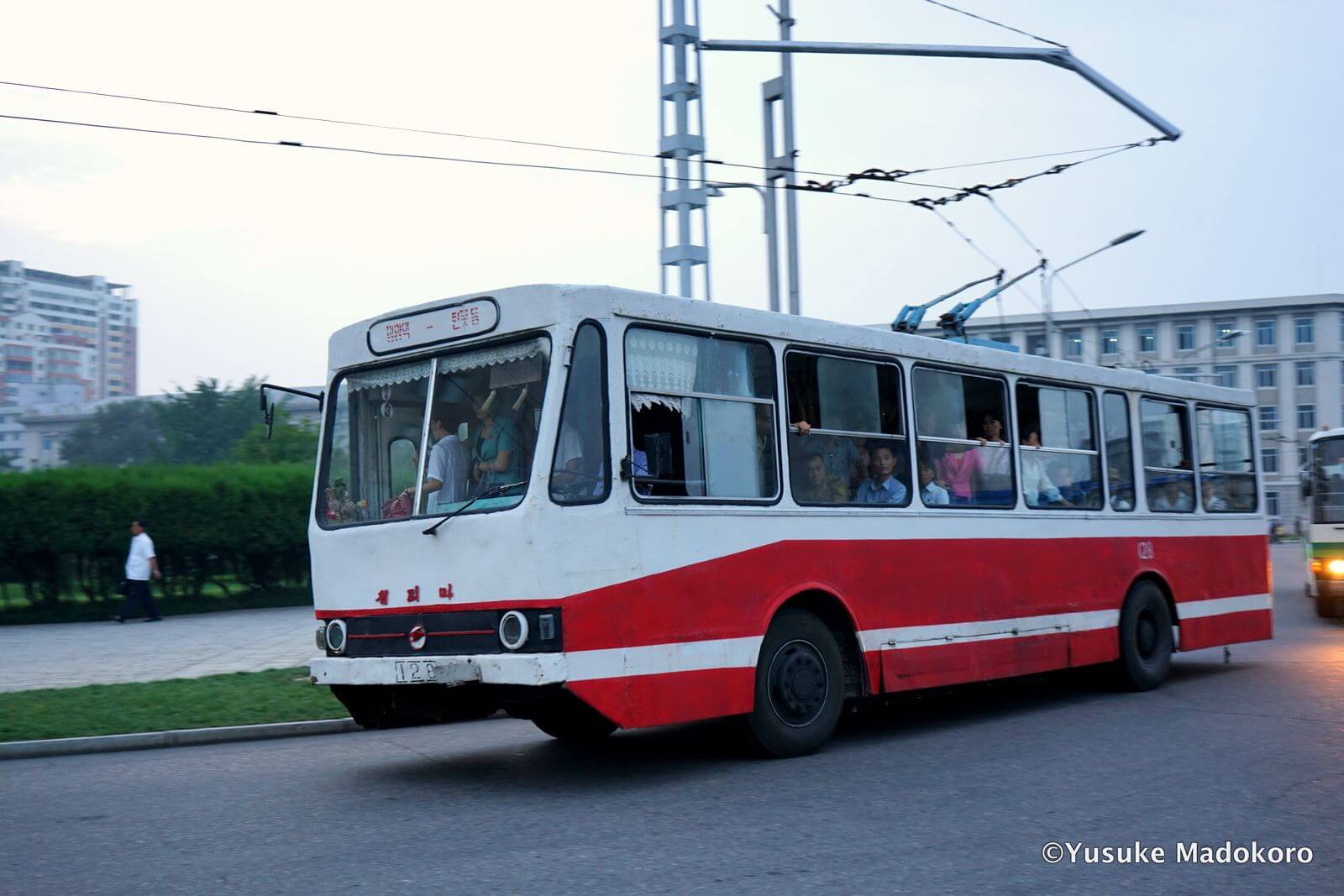 平壌市内を走るトロリーバス