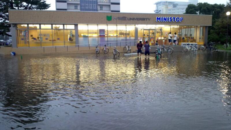 完全に浸水した三重大学の学内