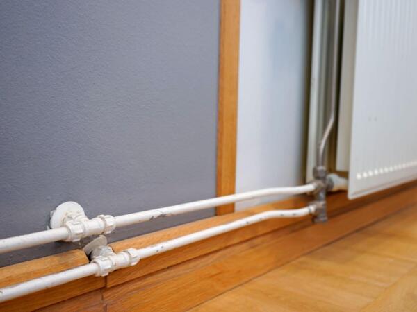 パネルヒーターに流れる温水の管