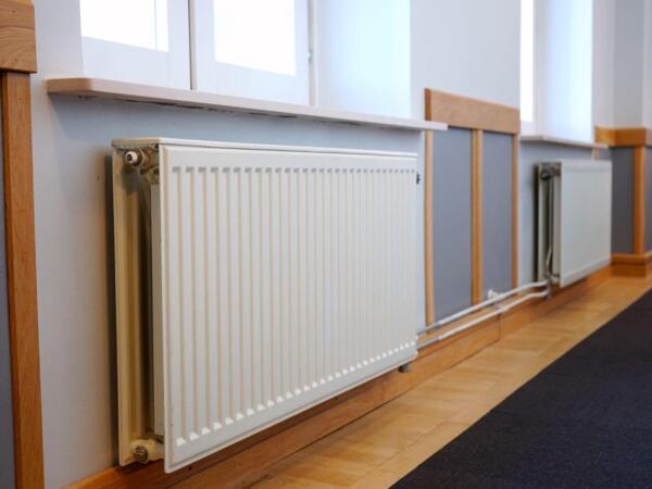 窓の下に設置されたパネルヒーター